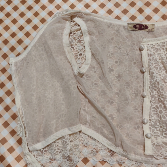 White and Cream lace shawl - Picture 3 of 4